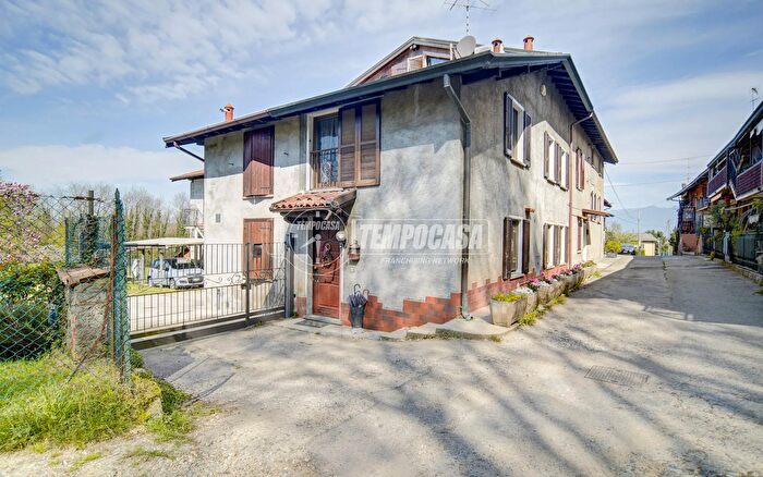 Appartamento trilocale in vendita in Frazione Bossa, Daverio