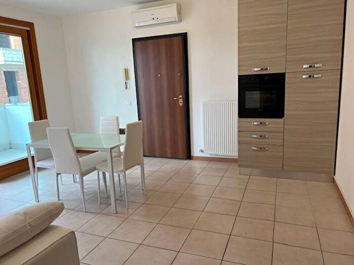 Appartamento bilocale in affitto in Via Nettuno, Nove