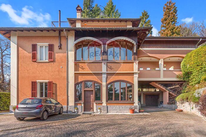 Casa con 8 locali in vendita in Via Carbonin, Varese