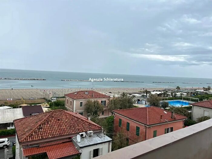 Appartamento con 7 locali in vendita in Fano