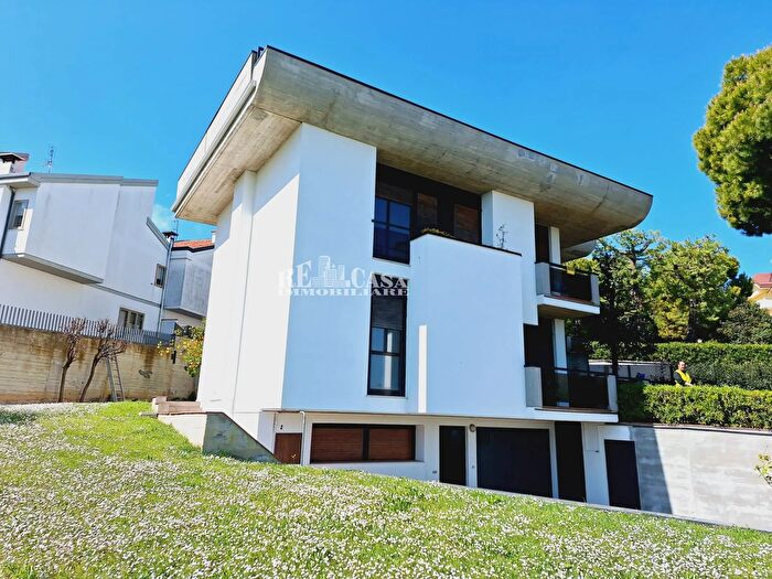 Casa quadrilocale in vendita in Offida