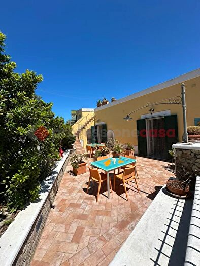 Casa con 6 locali in vendita in Via Sottocampo, Ponza