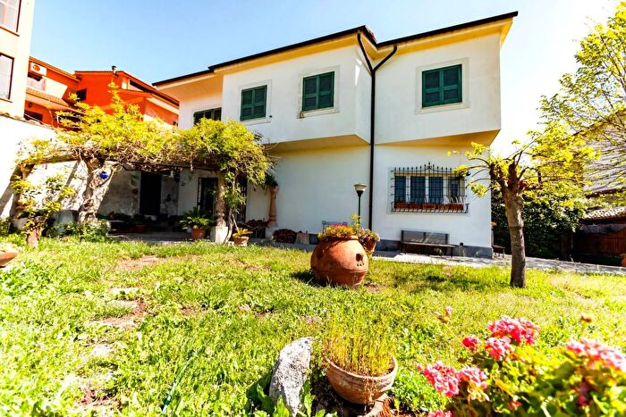 Casa con 7 locali in vendita in Via Piave Capena, Capena