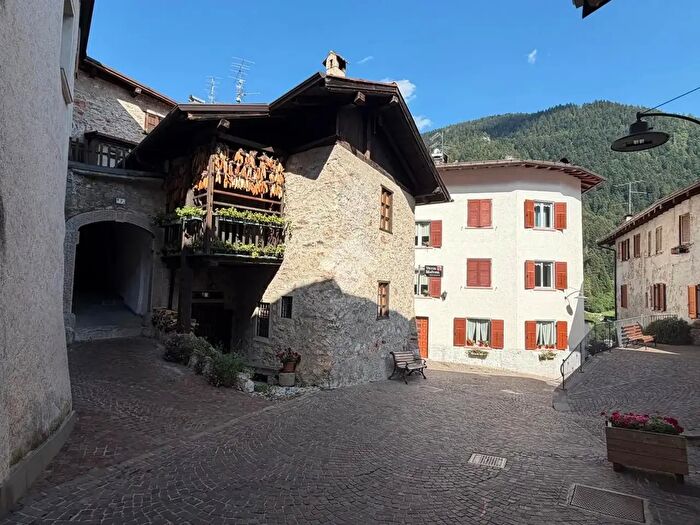 Appartamento quadrilocale in vendita in Via Paganella, Molveno