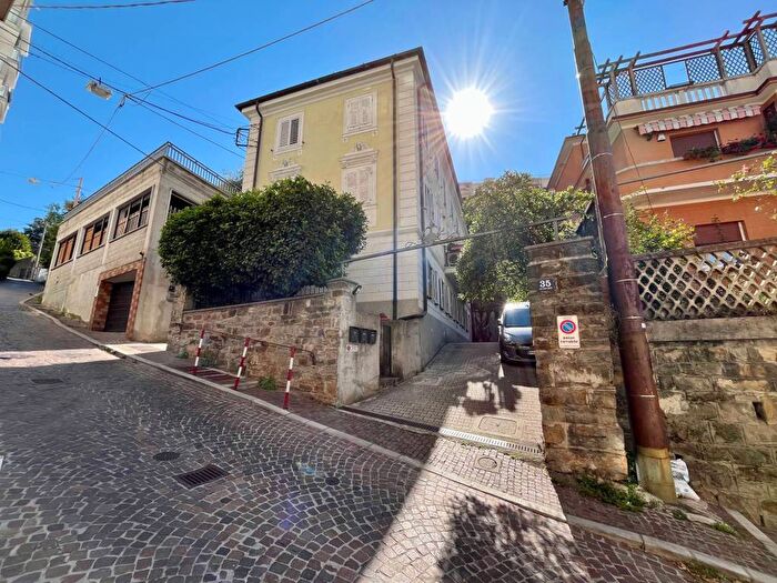 Appartamento trilocale in affitto in Via Sara Davis, Roiano, Trieste