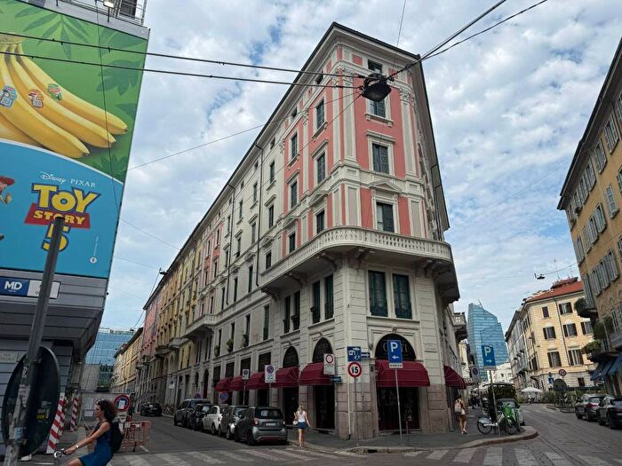 Appartamento trilocale in affitto in Via Solferino, Moscova, Milano