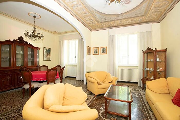 Appartamento con 10 locali in vendita in Corso Magenta, Genova