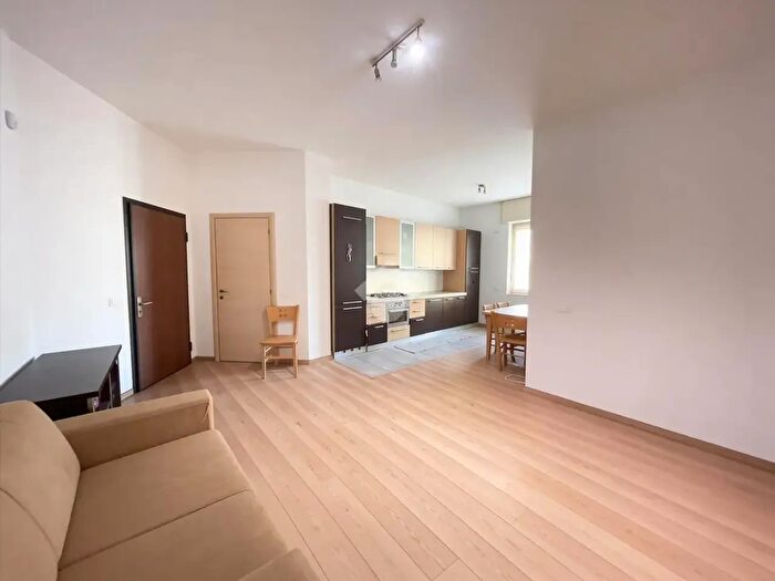 Appartamento trilocale in vendita in Via Lario, Milano