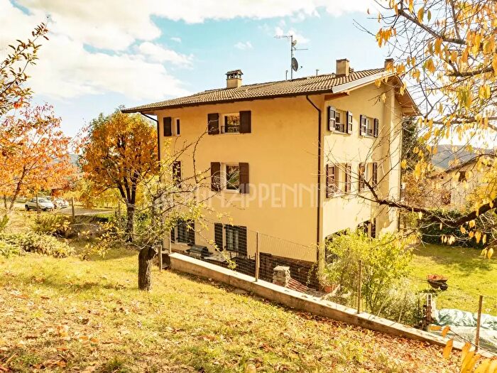 Casa con 8 locali in vendita in Polinago