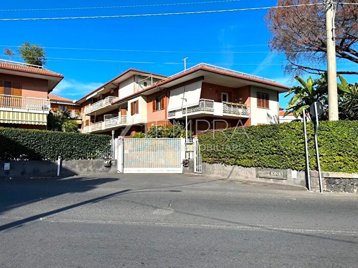 Appartamento quadrilocale in vendita in Aci Castello