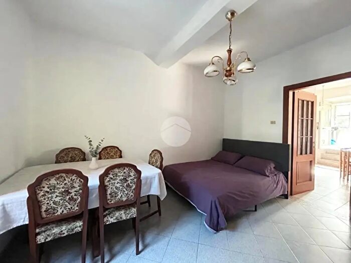 Appartamento trilocale in vendita in Via Santuario, Savona