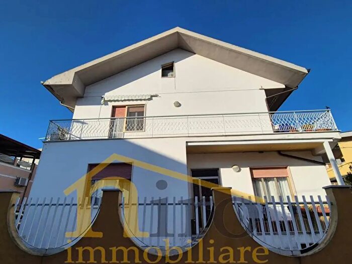 Casa con 10 locali in vendita in Via Salita Facciolini, Pescara