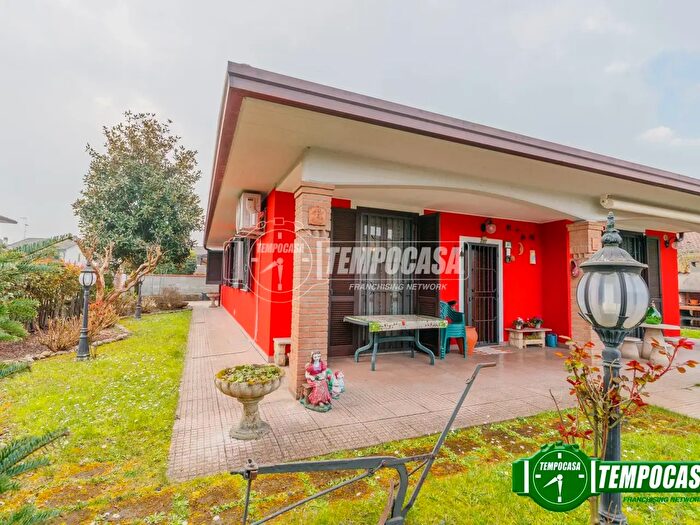 Casa quadrilocale in vendita in Via G Garibaldi, Vellezzo Bellini