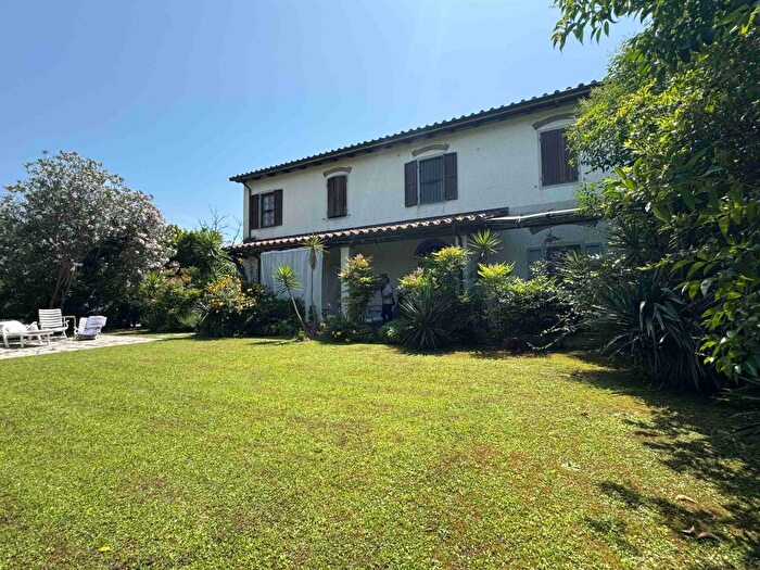 Casa con 7 locali in vendita in Pietrasanta