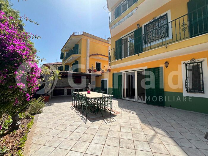 Casa con 8 locali in vendita in Via Cupa delle Fescine, Pozzuoli