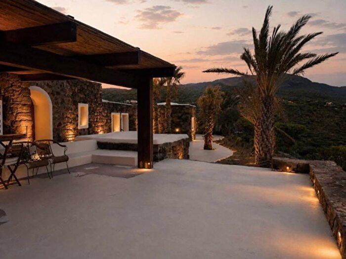 Casa con 5 locali in affitto in Via Batterie di Scirafi, Pantelleria