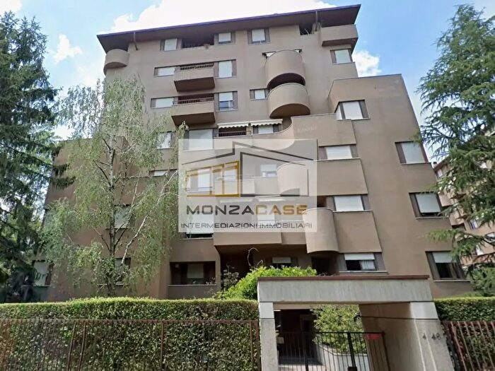 Appartamento trilocale in vendita in Via Meda, Monza