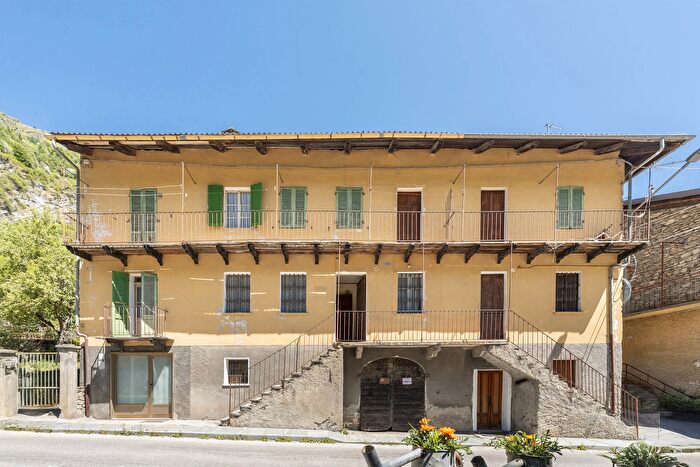 Casa con 6 locali in vendita in Prazzo