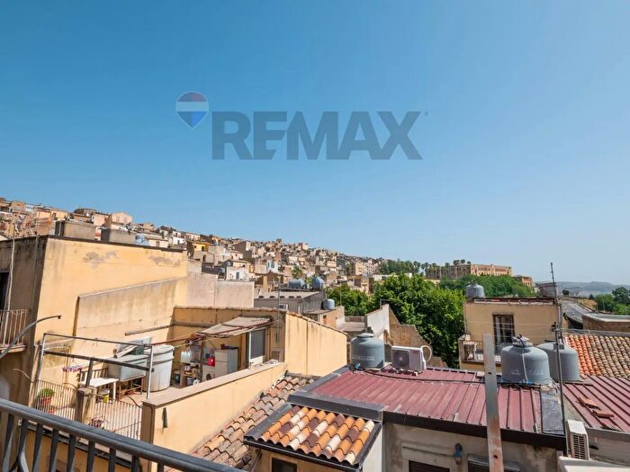 Casa quadrilocale in vendita in Via San Luigi, Caltagirone