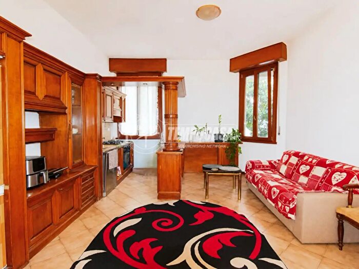 Appartamento trilocale in vendita in Via Fratelli Rosselli, Milano