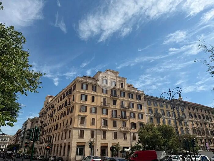 Appartamento trilocale in vendita in Piazza Cola di Rienzo, Roma
