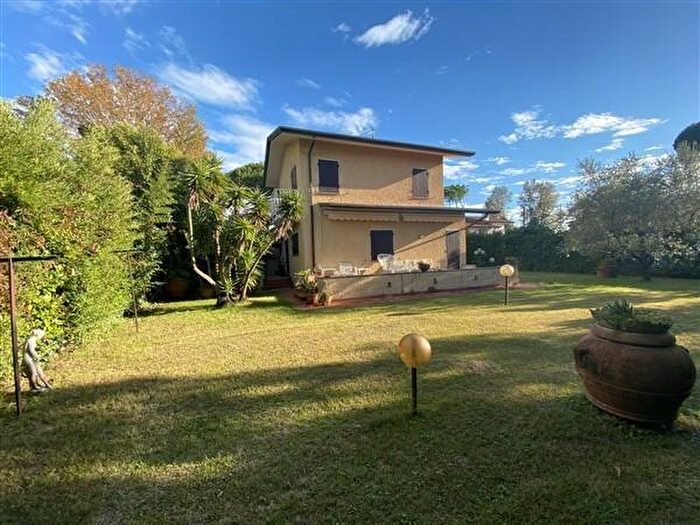 Casa con 6 locali in affitto in Forte Dei Marmi