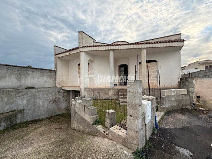 Casa con 10 locali in vendita in Via Alcide De Gasperi, Giuggianello