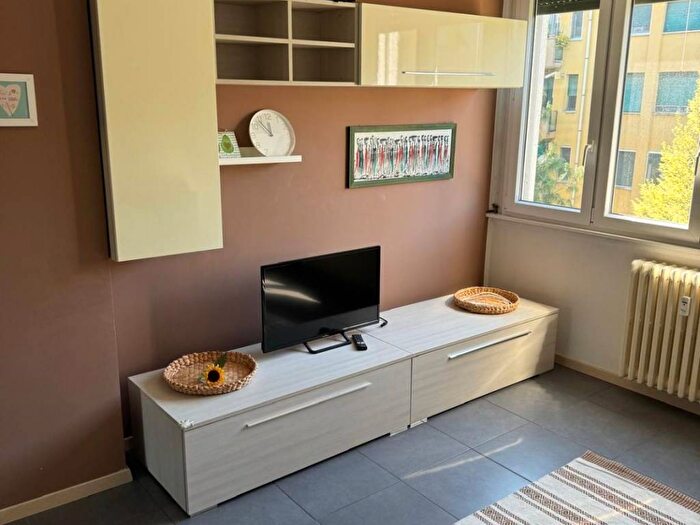 Appartamento trilocale in affitto in Via Vittorio Barzoni, Corvetto, Milano