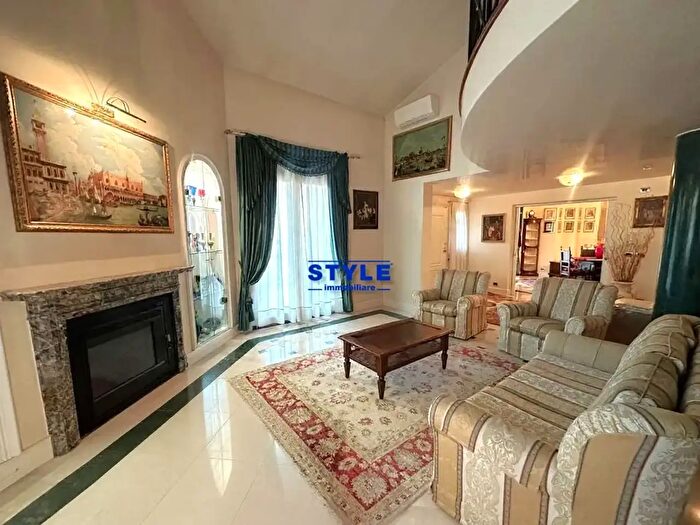 Casa con 13 locali in vendita in Camponogara