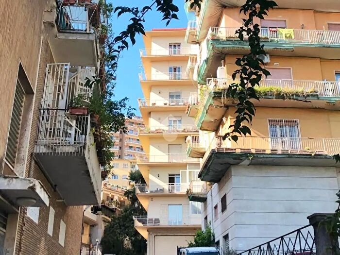 Appartamento con 5 locali in vendita in Via Girolamo Santacroce, Napoli