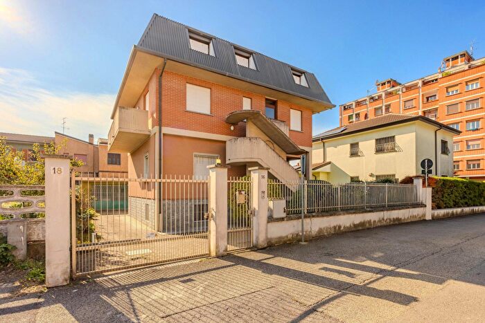 Casa con 7 locali in vendita in Bollate