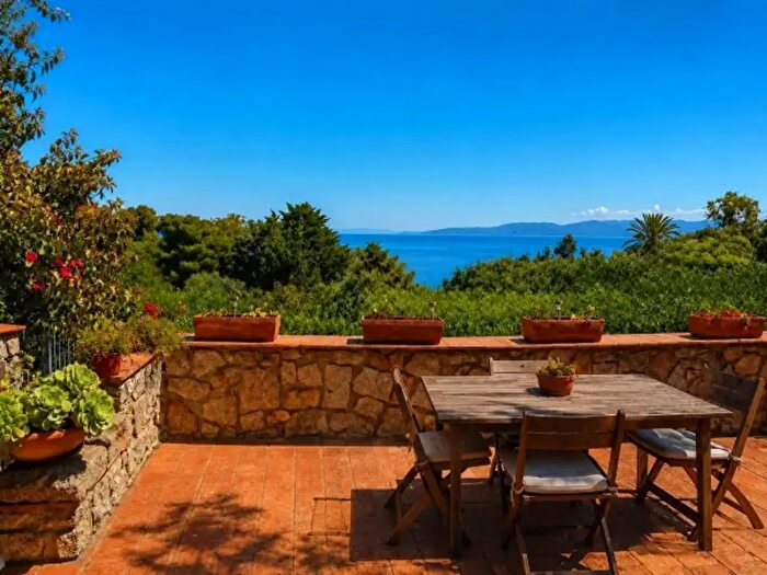 Casa quadrilocale in vendita in Isola Del Giglio