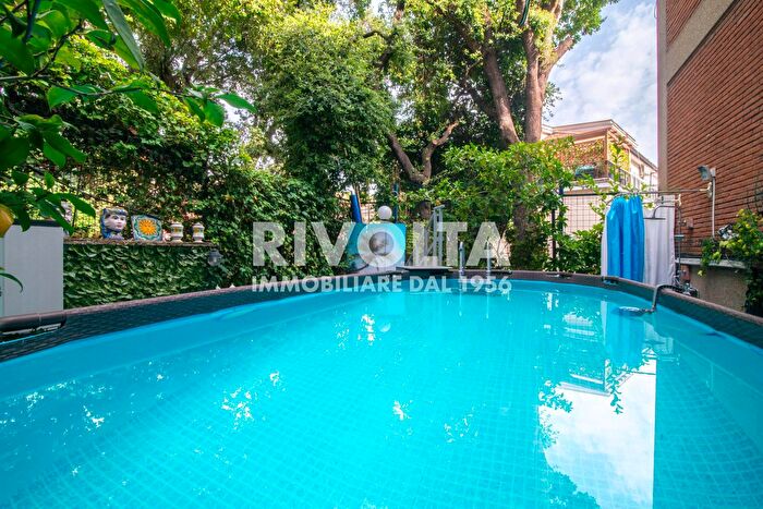 Appartamento quadrilocale in vendita in Via Moena, Roma