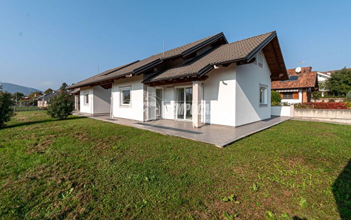 Casa con 6 locali in vendita in Via Castaudi, Villarbasse