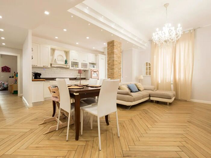 Appartamento con 6 locali in vendita in Via Capri, Genova