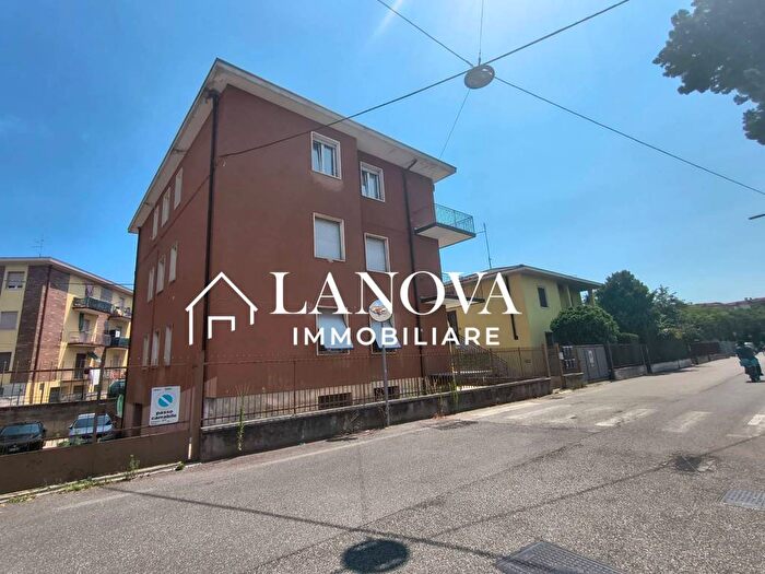 Appartamento trilocale in affitto in Via Bartolomeo Giuliari, Borgo Roma, Verona