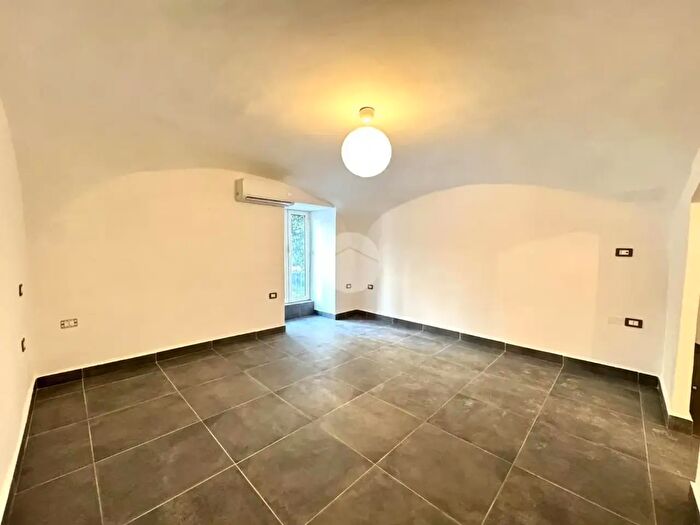 Appartamento monolocale in affitto in Salita S Raffaele, Napoli