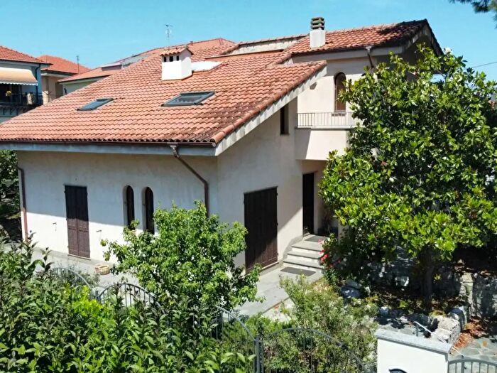 Casa con 9 locali in vendita in Via Ortigara, Loano