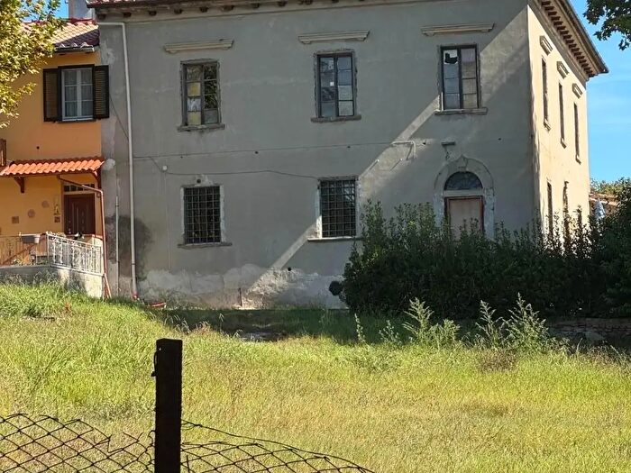 Casa con 13 locali in vendita in Collesalvetti