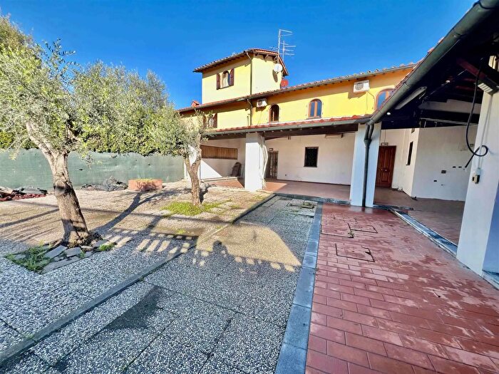 Casa con 6 locali in vendita in Campi Bisenzio, Campi Bisenzio