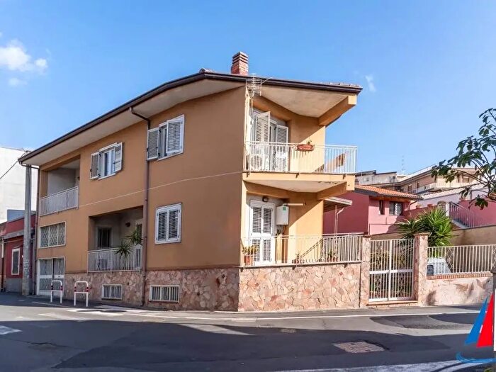 Casa con 7 locali in vendita in Gravina Di Catania