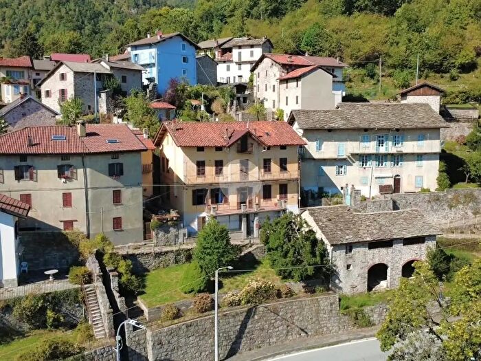 Casa con 11 locali in vendita in Frazione Piaro, Campiglia Cervo
