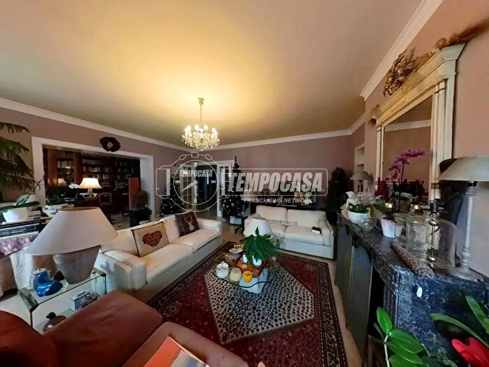 Appartamento con 7 locali in vendita in Via Tourneuve a, Aosta