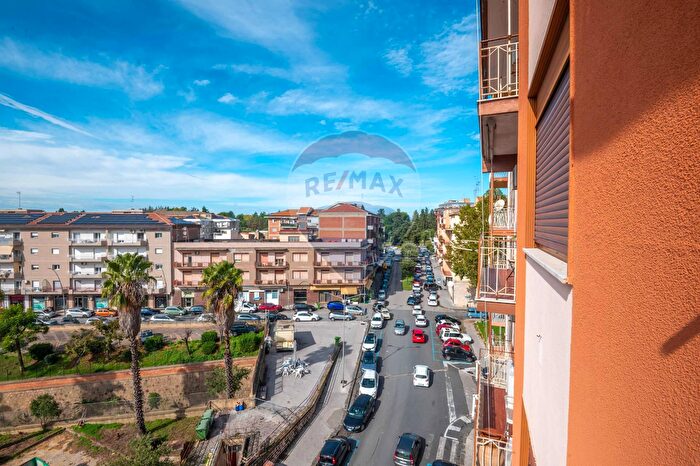 Appartamento con 5 locali in vendita in Viale Autonomia, Caltagirone