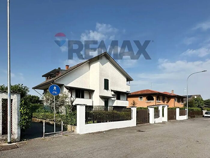 Casa con 7 locali in vendita in Via Manzoni, Inzago