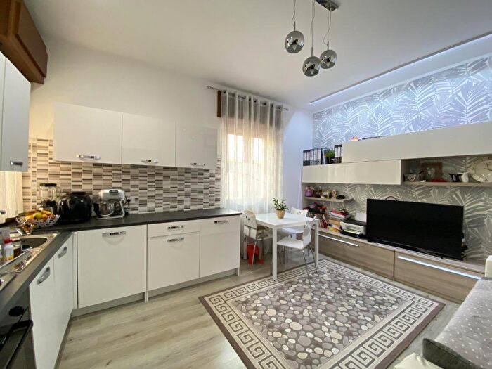 Casa con 8 locali in vendita in Via Francia, Verona