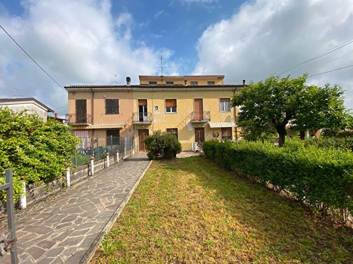 Casa con 8 locali in vendita in Castel San Giovanni
