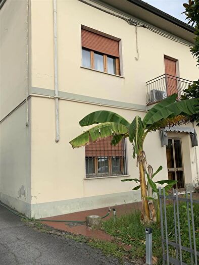 Casa con 6 locali in vendita in Campi Bisenzio, Campi Bisenzio