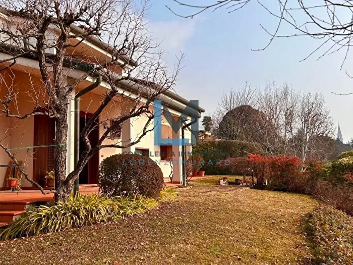 Casa con 15 locali in vendita in Montebelluna