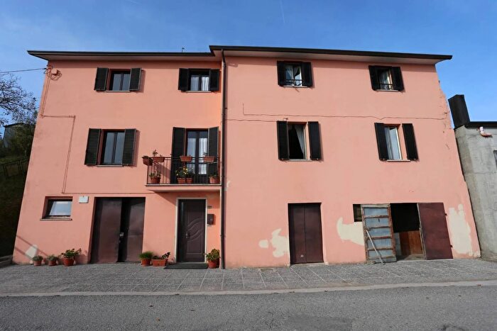 Casa con 9 locali in vendita in Case Sparse San Benedetto Gubbio, Gubbio